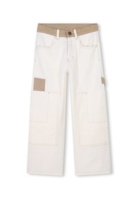 Pantalons cargo blancs avec une taille beige, comportant deux grandes poches à l'avant et des poches supplémentaires sur les côtés. Fabriqués en coton robuste.