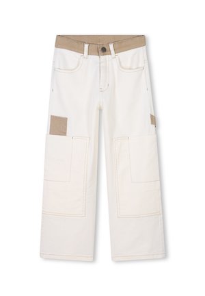 Pantalons cargo blancs avec une taille beige, comportant deux grandes poches à l'avant et des poches supplémentaires sur les côtés. Fabriqués en coton robuste.