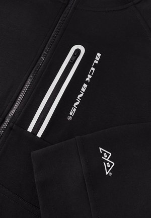 Zwarte sweatshirt met een rits, voorzien van witte accenten en logo-tekst. Zachte textuur, geribbelde manchetten en zakdetails.