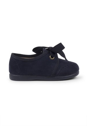 Marineblauer Wildlederschuh mit runder Zehenform, dekorativen Nähten, Schnürdesign und flacher Gummisohle.