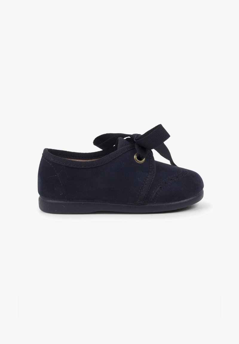 Scarpa in suede blu navy con punta arrotondata, cuciture decorative, design con lacci e suola piatta in gomma.