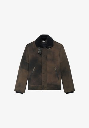 Veste marron texturée avec un col noir doux, deux poches zippées, une fermeture à boutons-pression et des détails en tissu contrastant sur les manches.