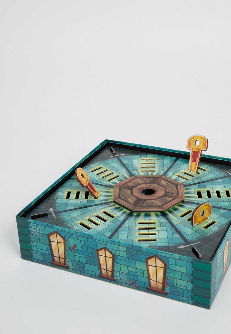 Brettspiel mit einer türkisfarbenen Box im Holzdesign, acht Schlüsselslots und gelben Schlüsseln auf einer runden Spielfläche mit Spinnennetzakzenten.