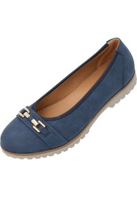 Bailarinas de ante azul marino con acentos en dorado, puntera redondeada y parte superior texturizada. Suela de goma ligera con patrón de agarre.