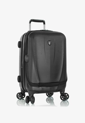 Zwarte handbagagekoffer met een gestructureerde buitenkant, vier draaibare wielen, een uitschuifbare handgreep en een logo aan de voorkant.