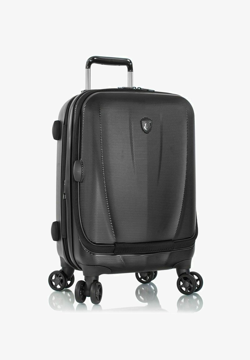 Valigia a mano nera con esterno testurizzato, quattro ruote girevoli, manico telescopico e logo sulla parte anteriore.