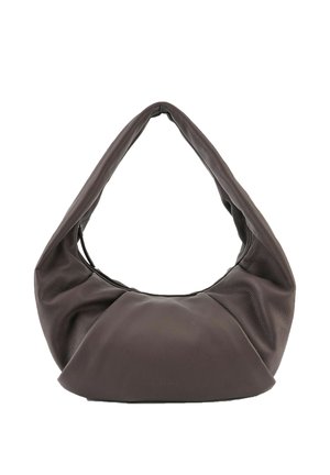 Borsa a mano in pelle morbida marrone scuro con una larga tracolla curva e una forma morbida e arrotondata.