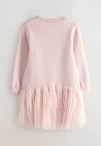 Ružové šaty s pleteným vrchom s dlhými rukávmi a vrstvenou sukňou z tüllu, ktoré vynikajú jemnou textúrou a riaseným dizajnom.