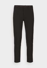 Zwarte broek met een rechte pasvorm, voorzien van een gestructureerde stof, riemlussen versierd met zilveren studs en een klassieke vijf-pocketontwerp.
