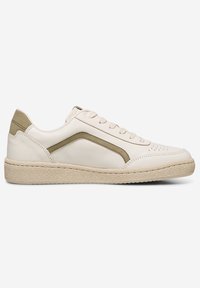 Bílé kožené tenisky s olivově zelenými akcenty, zaoblenou špičkou a texturovanou béžovou gumovou podrážkou; mají šněrovací uzávěr a perforované detaily.