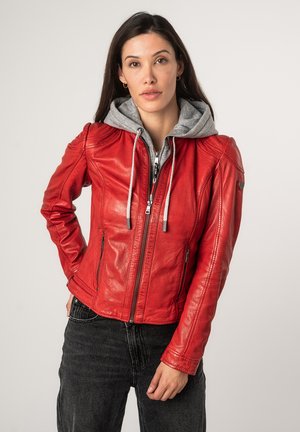 Giacca di pelle rossa con zip, due tasche frontali e un cappuccio grigio staccabile con coulisse. Texture liscia e design attillato.