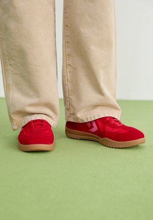 Matalavartiset tennarit - red