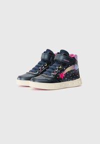 Sneaker alte realizzate in materiale sintetico blu navy con dettagli rosa, disegni di stelle e arcobaleni, e una suola in gomma bianca.