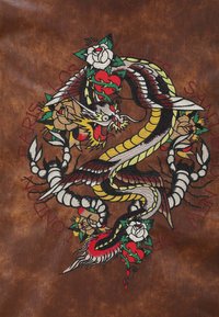 Brunt kunstlæder med et levende broderet design af en drage og blomster, med detaljerede farver inklusive grøn, rød og hvid.