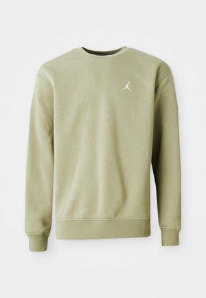 Ljust olivgrön sweatshirt med rund halsringning, långa ärmar och en liten vit Jumpman-logotyp på bröstet, tillverkad av mjukt material.