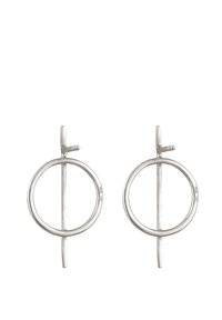 Silverfärgade metalörhängen med en öppen cirkulär design, som har en vertikal stav och en stift för säker fästning. Slät, polerad yta.