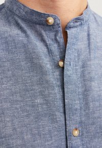 Jack & Jones JJESUMMER BAND LINEN MIX SHIRT - Majica - faded denim