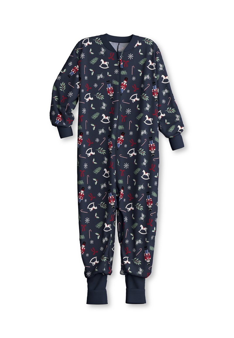 Marineblauwe één-delige pyjama met lange mouwen en rits; bevat feestelijke patronen van kerstfiguren, sneeuwvlokken en feestelijke elementen in rood en groen.