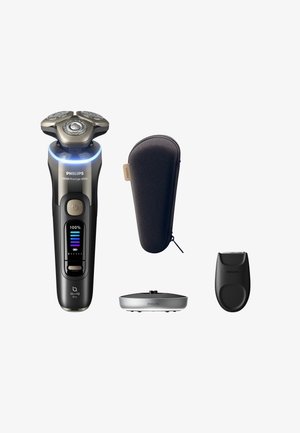 Philips elektrische scheerapparaat met drievoudige roterende koppen, digitaal display, reisetui, oplaadstand en trimmeraccessoire op een witte achtergrond.