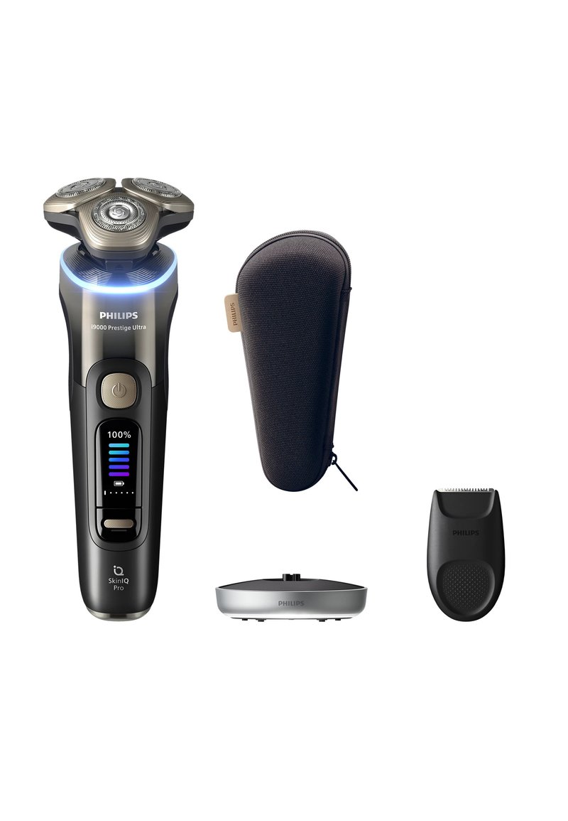 Rasoio elettrico Philips con teste rotanti tripli, display digitale, custodia da viaggio, supporto di ricarica e attacco per rifinitore su sfondo bianco.