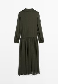 Dunkelgrünes Kleid mit langen Ärmeln, kragen und geraffter Taille, mit einem fließenden Rock und leichtem Stoff.