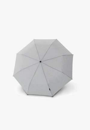 Ombrello in tessuto grigio con otto pannelli, dotato di un pulsante nero al centro della parte superiore e una texture liscia, progettato per proteggere dalla pioggia o dal sole.