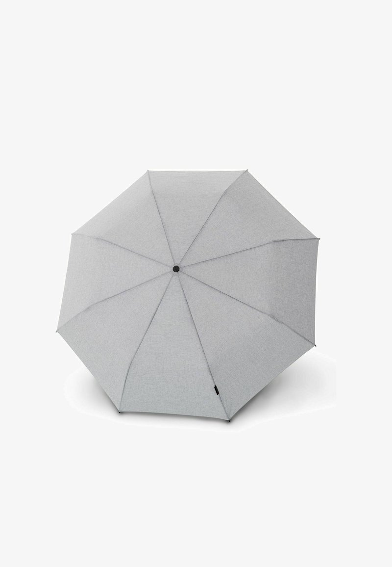 Parapluie en tissu gris avec huit panneaux, doté d'un bouton noir au centre supérieur et d'une texture lisse, conçu pour se protéger de la pluie ou du soleil.