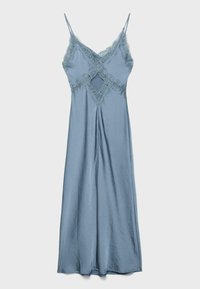 Robe nuisette en satin bleu clair avec bordure en dentelle, fines bretelles spaghetti et découpe en forme de losange sous la poitrine.