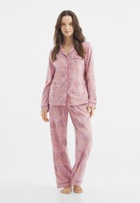 Rosa Schlafanzugset mit langen Ärmeln und Hose, das ein Printdesign von Nahrungsmitteln und Getränken in hellen Farben auf einem weichen, glatten Stoff zeigt.