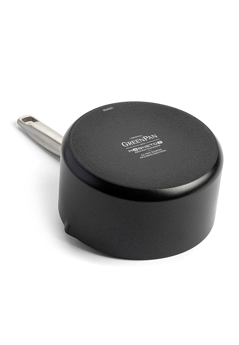 Czarna patelnia z gładką powierzchnią, ze stali nierdzewnej uchwytem i logo na dnie. Idealna do gotowania Indukcyjnego.