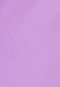 Tessuto di un leggero viola con una texture liscia e un sottile motivo a righe diagonali. Distribuzione uniforme del colore senza difetti o accenti visibili.