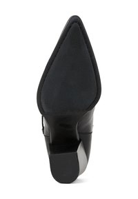 Črne usnjene visokotlačne čevlje s koničastim prstom. Gladka tekstura, minimalno šivanje in kratek blok peto. Podplat ima teksturirano površino.