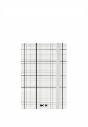 Biely zápisník s čiernymi a béžovými mriežkovými čiarami, elastickým zatváraním na pravej strane a nápisom „BOSS“ vytlačeným v spodnej strednej časti obálky.