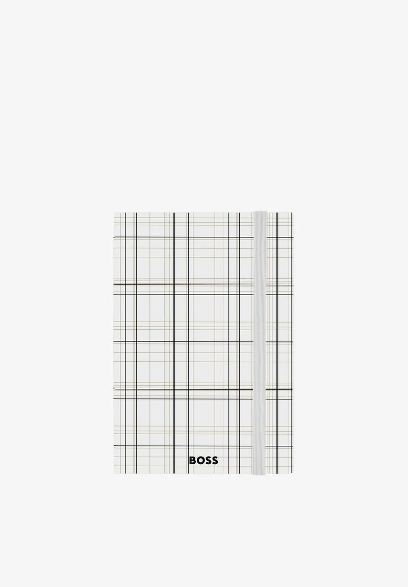 Carnet blanc avec des lignes de quadrillage noires et beige, fermeture élastique à droite, et "BOSS" imprimé en bas au centre de la couverture.