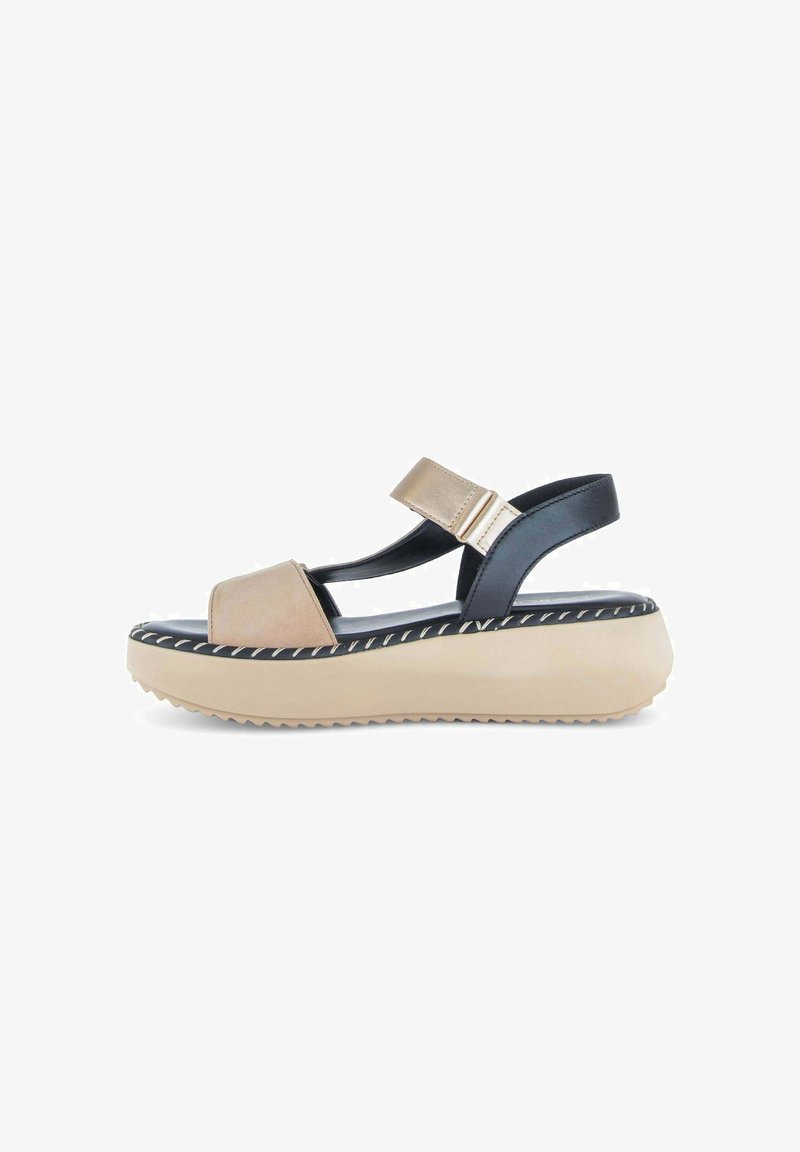 Sandale à plateforme beige et noire à bout ouvert, avec des brides réglables et une semelle beige épaisse et texturée.