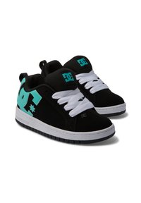 Zwarte skate schoenen met witte veters, voorzien van een teal logo en accenten. Gemaakt van suède en mesh, met een rubberen zool en een gewatteerde kraag.