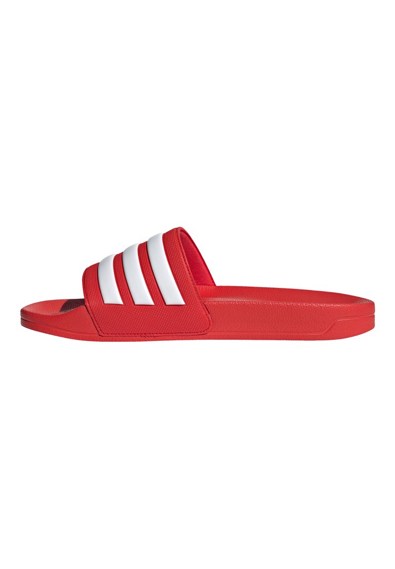 Røde strand-sandaler laget av syntetisk materiale med en teksturert stropp som har tre hvite striper, flat såle og avrundet tå.