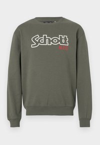 Felpa verde oliva con scollo tondo, polsini e orlo a costine. Presenta le scritte "Schott" e "N.Y.C." in caratteri bianchi e rossi in grassetto sul davanti.