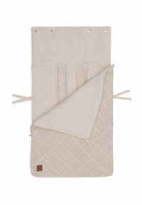 Beige gevoerde kinderwageninleg met een gequilt patroon in diamanten, zachte fleece stof, riemlussen en hoeklussen voor een veilige bevestiging.
