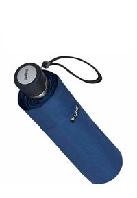 Marineblauwe paraplu met een compact ontwerp, voorzien van een ronde zwarte handgreep en een ophangstrap. Inclusief een zichtbaar merketiket.