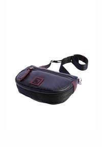 Bolso de hombro compacta en negro y burdeos con acabado brillante, cierre de cremallera, correa ajustable y acento de logo en la parte frontal.
