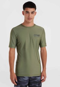 T-shirt da surf a maniche corte, verde oliva, in un materiale leggero e morbido, con un logo scuro sul petto sinistro e scollatura a girocollo.