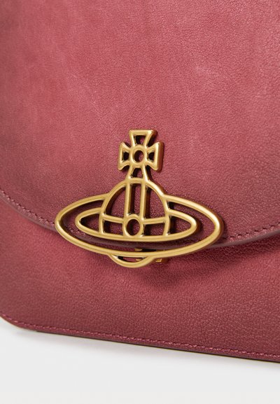 Geantă din piele burgundy cu o textură netedă, având un emblema planetară de nuanță aurie ca detaliu pentru închidere. Formă rotunjită și margini cusute.