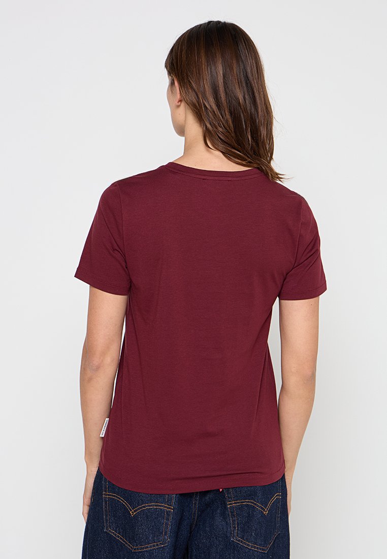Bordeauxfarbenes T-Shirt mit kurzen Ärmeln und Rundhalsausschnitt, aus weichem Baumwollstoff, mit einer taillierten Passform und einem schlichten Rücken ohne Muster.