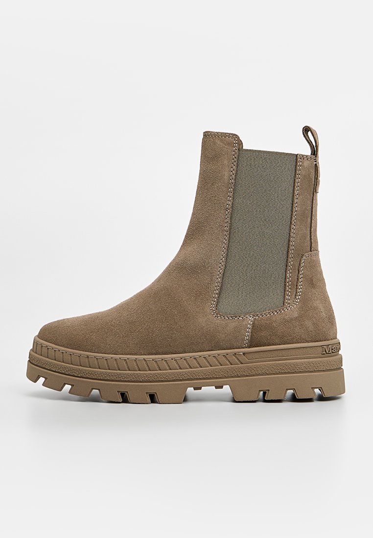 Braunes Wildleder-Ankle-Boot mit elastischen Seitenpaneelen, strukturiertem Gummisohle und Zuglasche. Flaches Design, robuster Stil mit kontrastierenden Paneelakzenten.