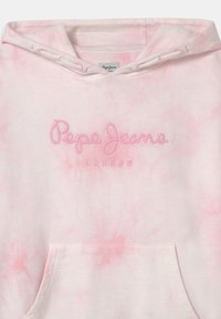 Sudadera con capucha de tie-dye rosa claro con cordón, bolsillo frontal y logo bordado "Pepe Jeans London" en rosa a juego. Textura de tela suave.