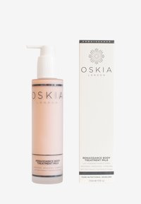 Oskia Renaissance Body Treatment Milk, 150ml. Ljust rosa tonad glasflaska med vit pump. Vit ask med svart text och solstråle-logotyp.