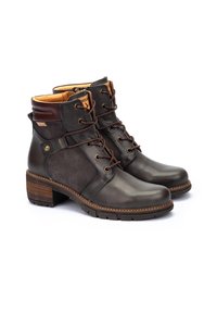 Botas de tobillo de cuero marrón y ante con cordones, tacón cuadrado, cremallera lateral y acabado texturizado; incluye ojales de metal y costuras en contraste.