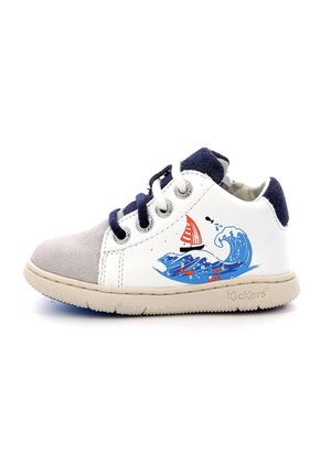 Basket blanche et grise pour tout-petit avec lacets et bordures bleu marine, décorée d'un voilier rouge sur des vagues bleues et de petits poissons rouges.
