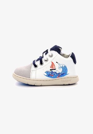 Basket blanche et grise pour tout-petit avec lacets et bordures bleu marine, décorée d'un voilier rouge sur des vagues bleues et de petits poissons rouges.